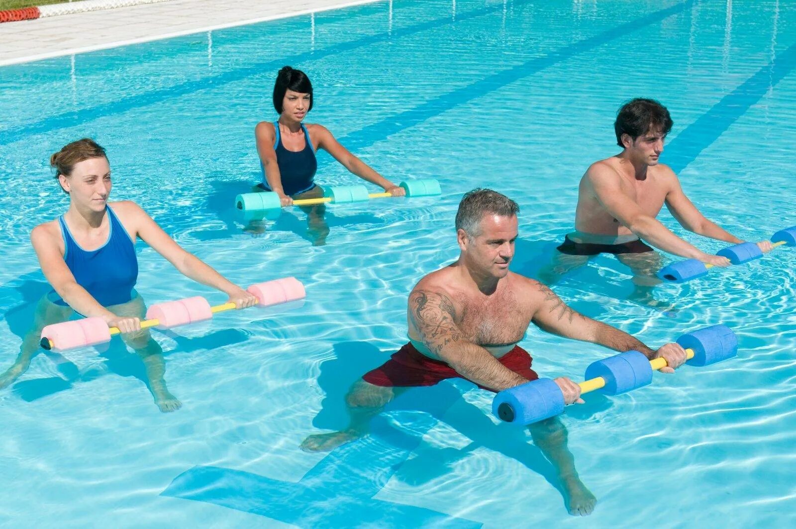 Справа в бассейн. Aqua Aerobics. Оздоровительное плавание. ЛФК В воде. ЛФК В бассейне.