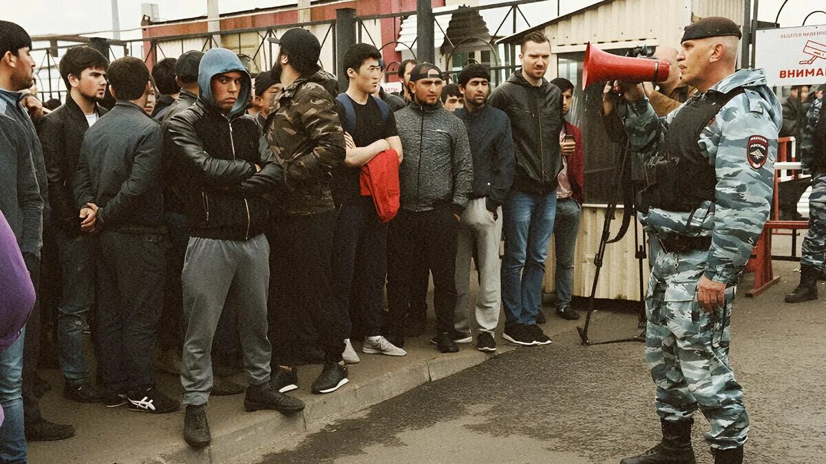 Толпа мигрантов в Москве. Толпа таджиков в Москве. Таджики мигранты в Москве. Мигранты митинги