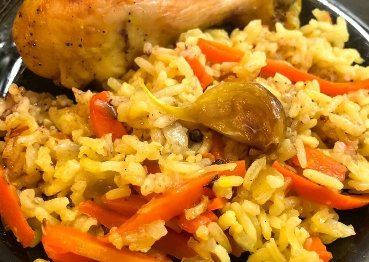 Плов с курицей. Плов из курицы в духовке. Булгур с курицей и овощами. Плов из курицы в духовке. Плов с бедрышками курицы в духовке.