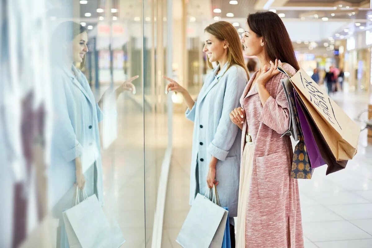 Young2 магазин. Вертикальное фото девушка выбирает что надеть. Window shopping. Two women shopping. Do window shopping