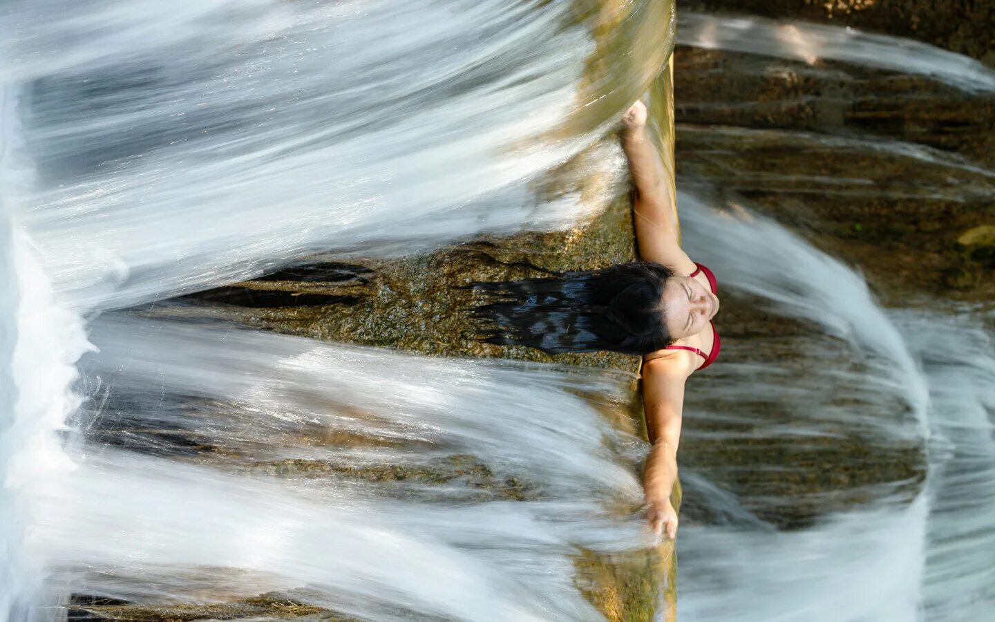 Текущая девушка. Девушка прыгает в водопад. девушка прыгает в водопад фото. берд-вумен водопад.