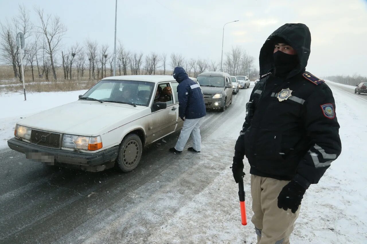 Происшествие в костанае. Джип провалился под асфальт. Полицейские русские номера на автомобилях. Бабка таксистка. Дорожная полиция.
