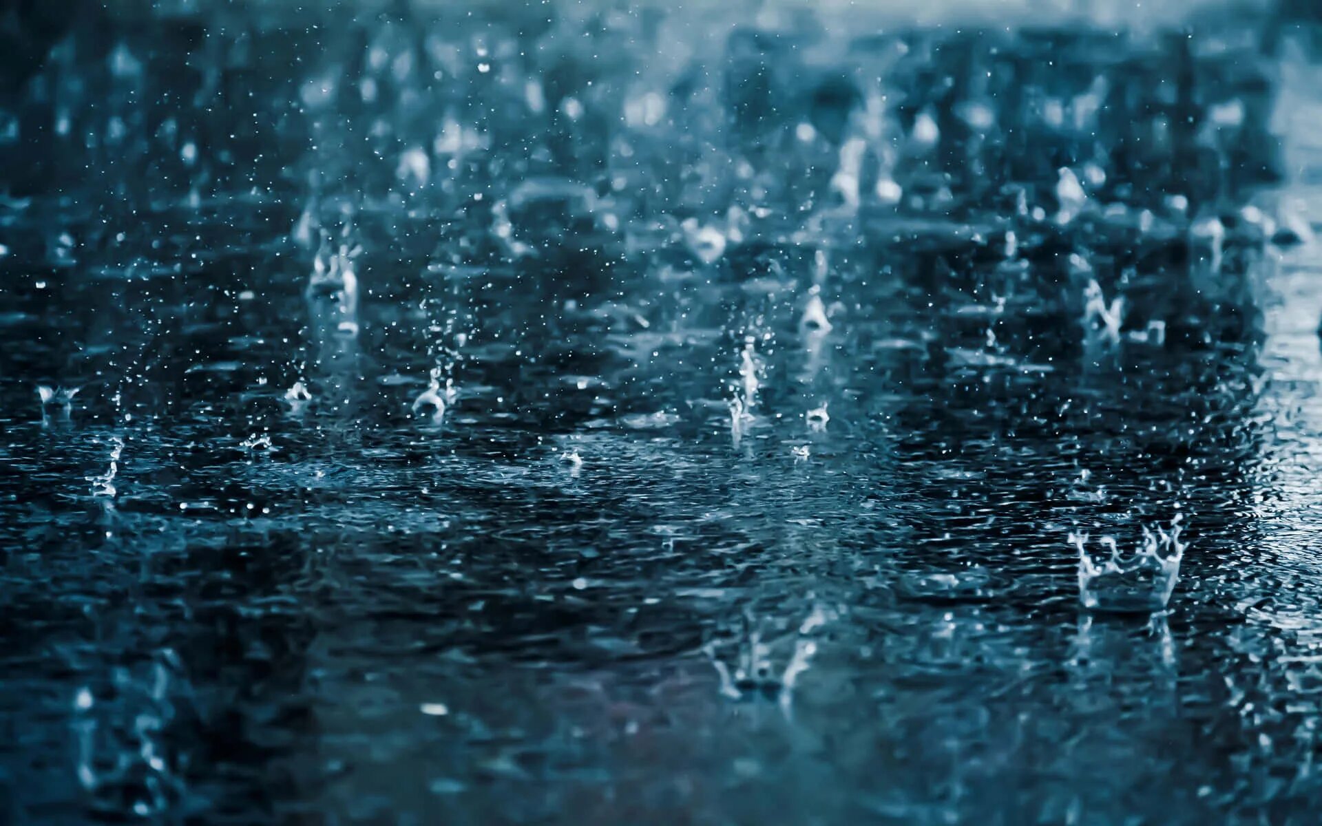 Дождь. Ливень. Капли дождя на воде. Фон дождь.