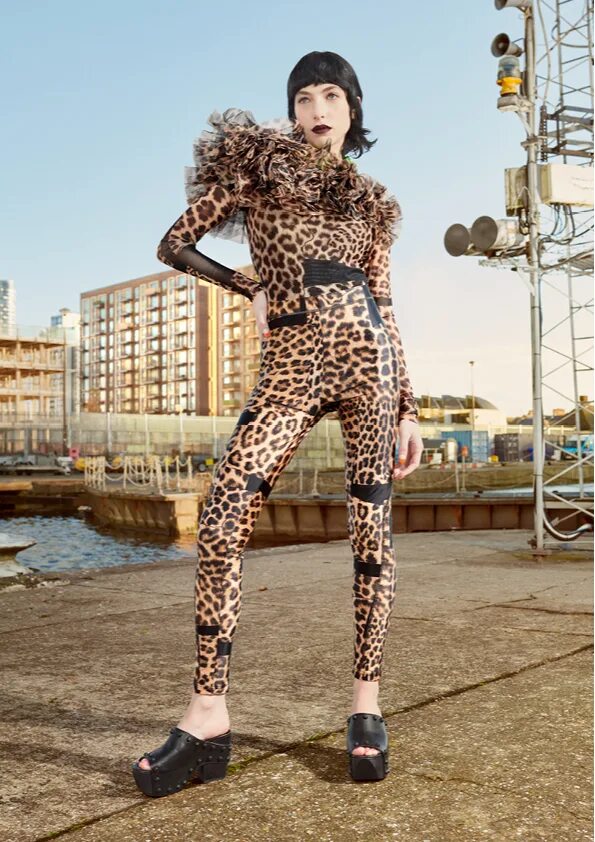 A l m studio одежда. H&amp;m studio ss22. hm studio 2025. леопардовые лосины. женщина в леопардовых лосинах.