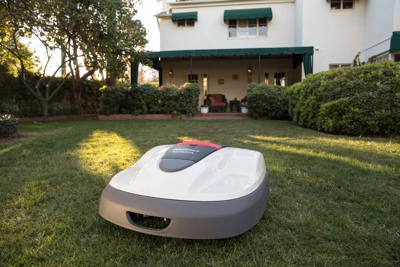 Robotic mower a1. Робот газонокосилка большой. робот помощник по дому. autonomic robot lawn mower.