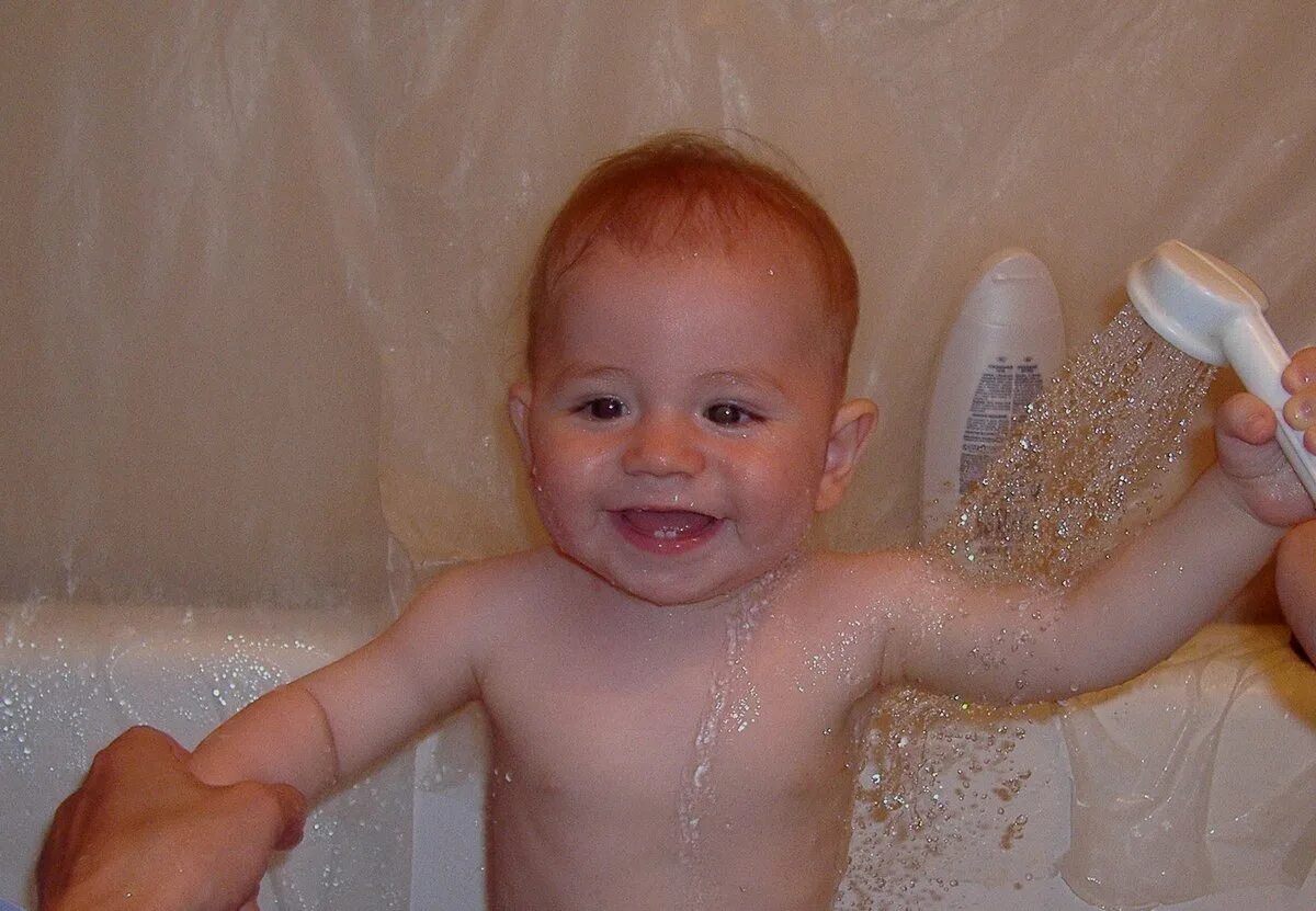 Контрастный душ для детей. Малыш в душе. Принятие душа мальчик. Как понять в душе ребенок. Контрастный душ для детей.