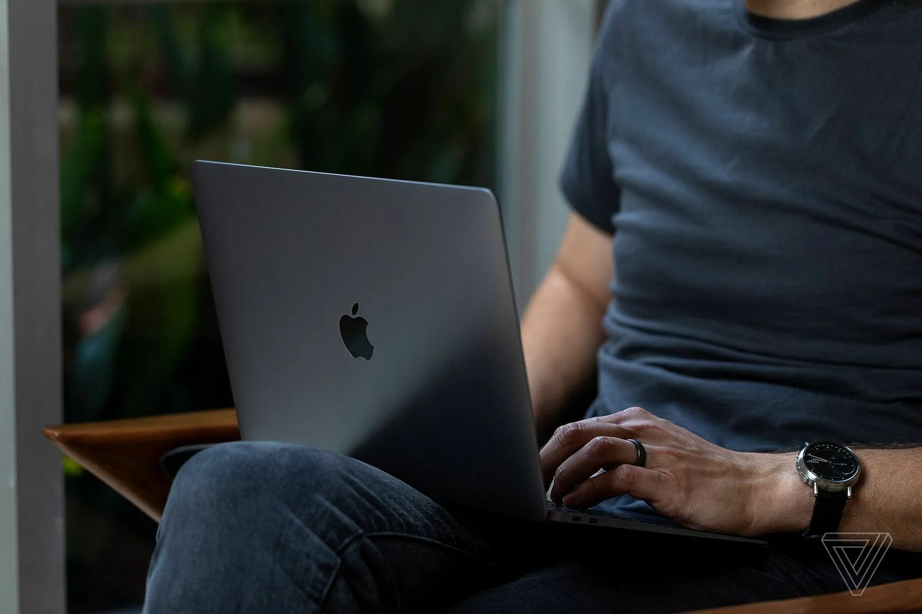 Apple mac startup. Silk labs apple. annotation in zoom in macbook.
