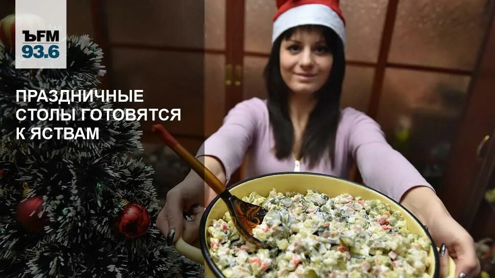 Тазик оливье. В ожидании оливье. Девушка ест оливье. Кот и оливье. Тарелка оливье.