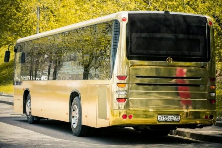 Золотой автобус спб. Голден бас. Патибас золотой. Голден бас автобус. Автобус в золоте.