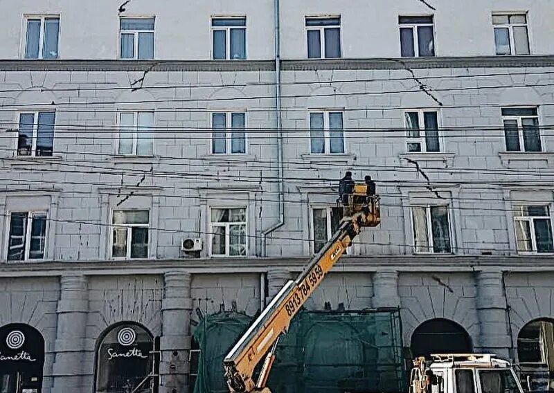 Новосибирск трещина. Дом с трещинами Новосибирск. Нска треснул дом. Мэрия Новосибирска запретила картину на стене многоэтажки.