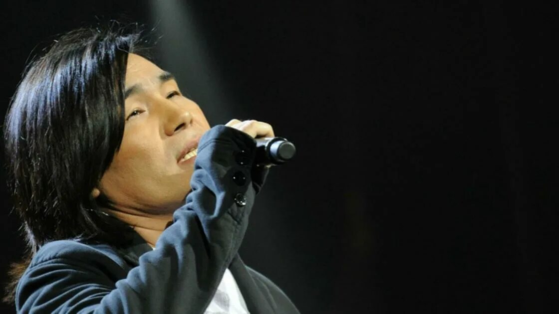 Солист группы а студио батырхан шукенов. Батырхан шукенов фото. Батырхан шукенов отан ана. Певец батырхан шукенов. А студио батырхан шукенов.