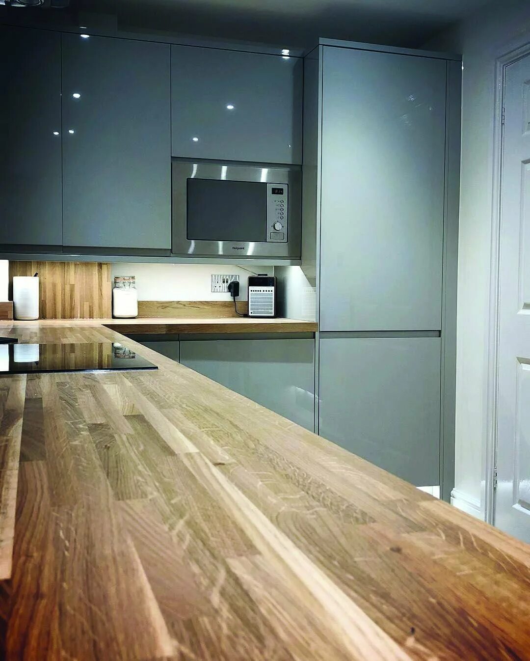 Современная кухня с деревянной столешницей. Серая кухня в интерьере. Кухня лдсп egger. Кухня серая с деревом. Кухня серая лдсп эггер.
