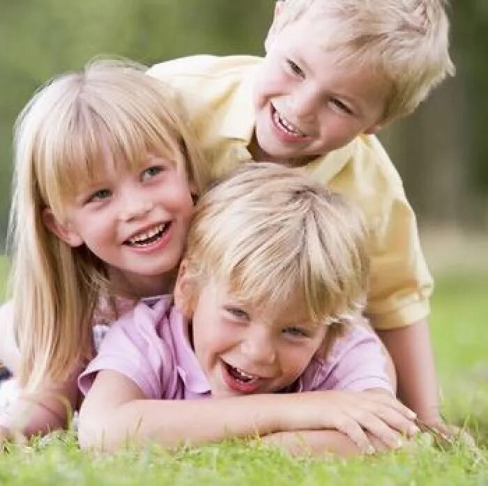 счастливые дружные дети. детская дружба. улыбка ребенка. дружные дети. дружные дети.