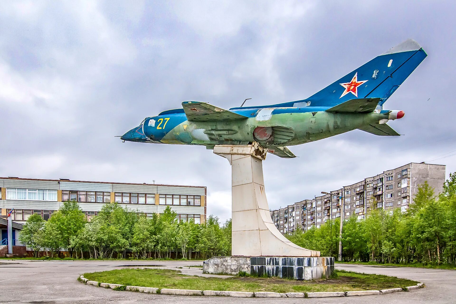 Школа 57 мурманск. Самолёт як-38 Мурманск памятник. Памятники Мурманска памятник самолет як -38. Североморск памятник самолет. Самолет-памятник «як-3» Можайск.