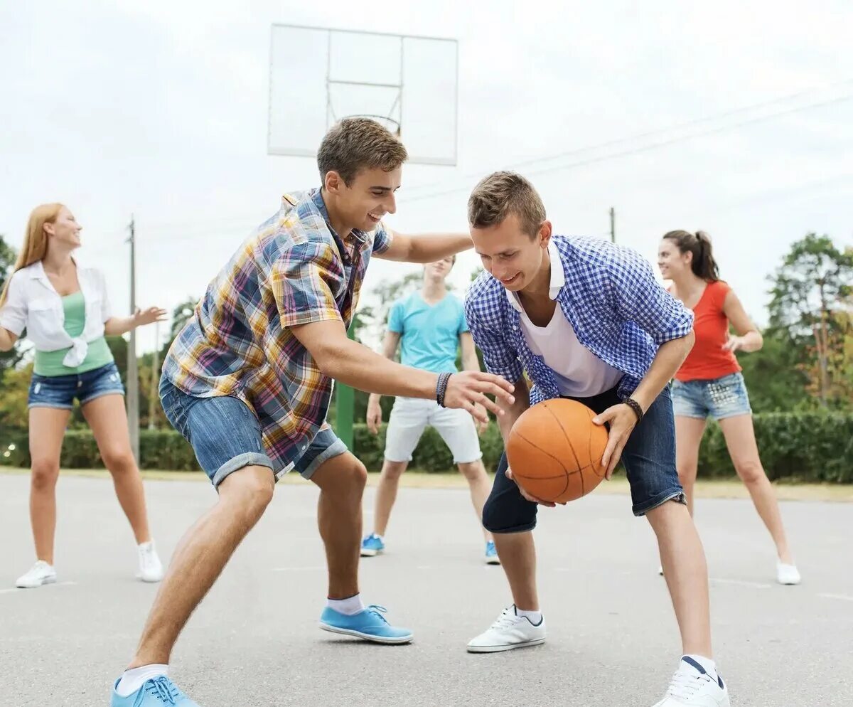 Young people and sport. Подростки играют в мяч. Подросток играющий в мячик. Молодежь с мячом. Спортивные игры с друзьями.