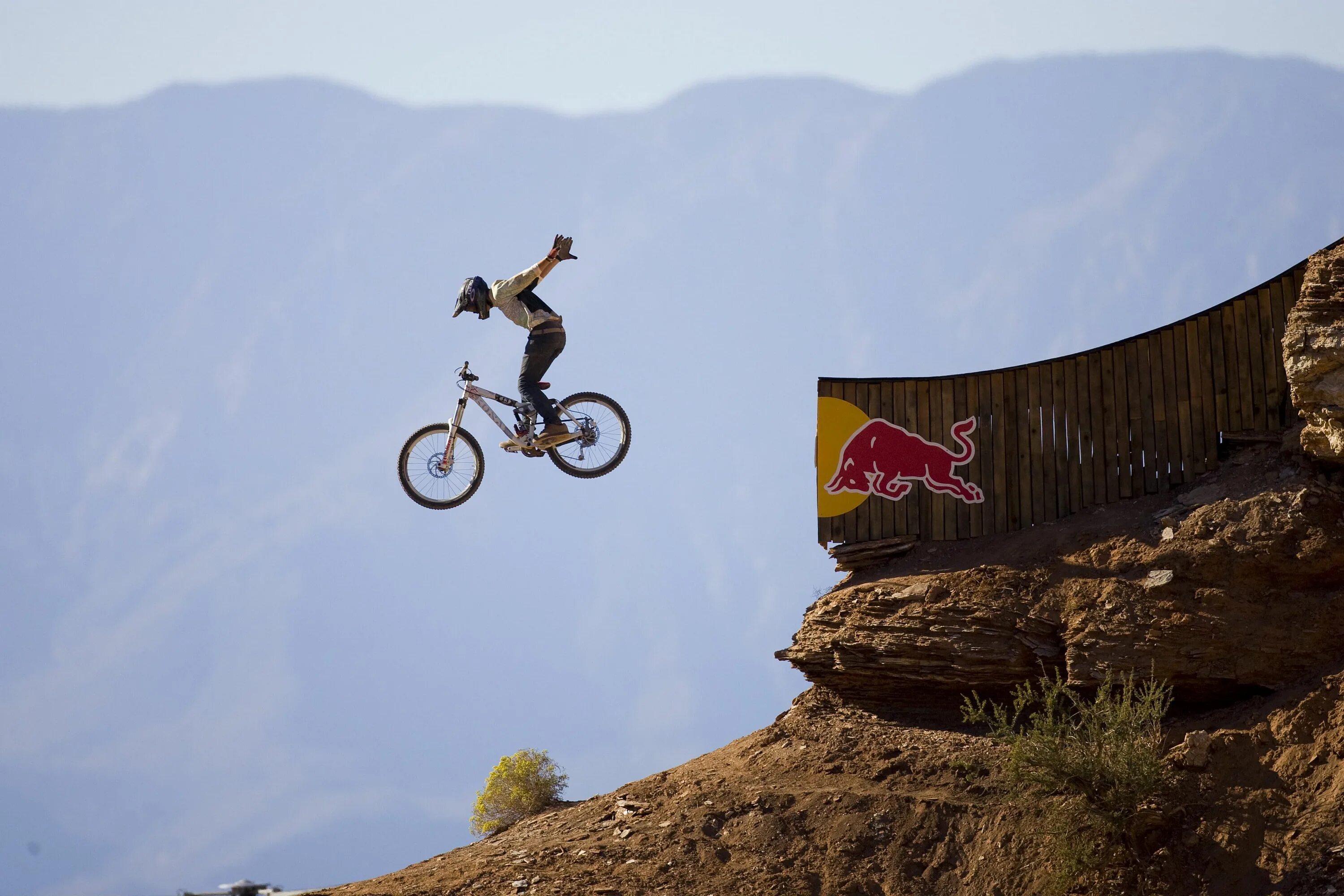 Ride a fly bike. Red bull Rampage велосипеды. Red bull Rampage падения. Велоспорт даунхилл Red bull. Прыжок МТБ дерт.