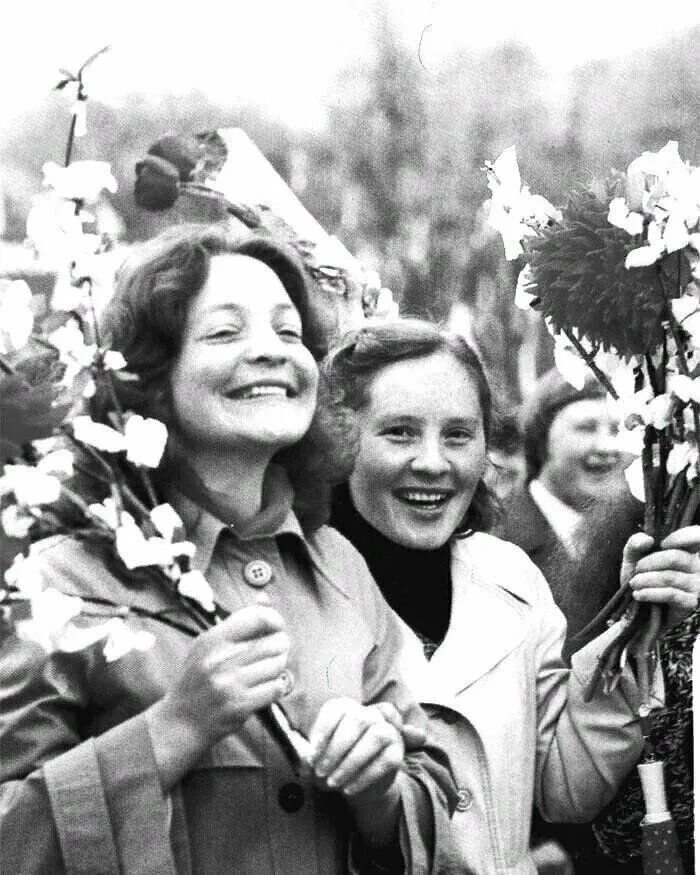 1 мая союз. Советские люди. Счастливые лица советских людей. Первое мая СССР. 1 Мая праздник СССР.