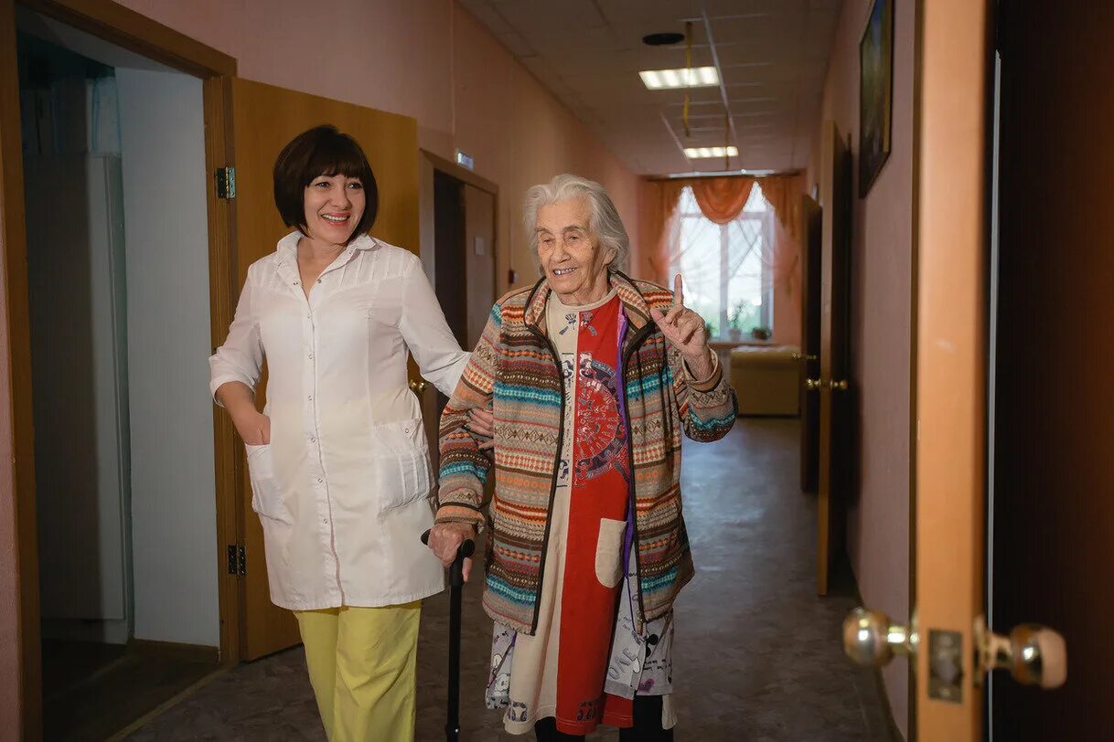 старики в пансионате. дом декора, село тарасовка. пансионат для пожилых барвиха. пансионат для пожилых людей. пансионат для пенсионеров.