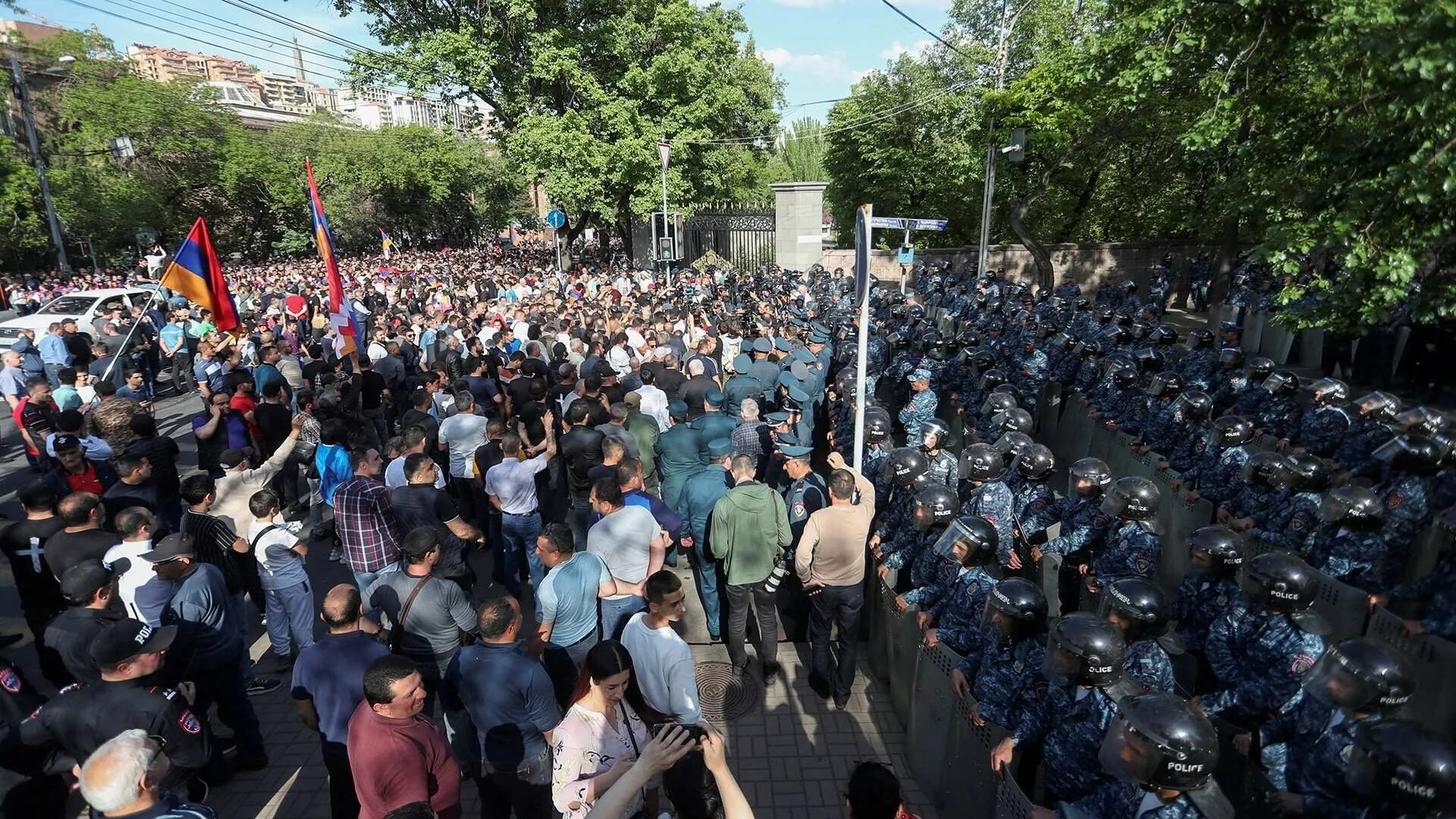 Нападение в ереване. Митинги в Ереване 2023 год сентябрь. Никол Пашинян на митинге. Протесты в Армении 2022. Митинг.