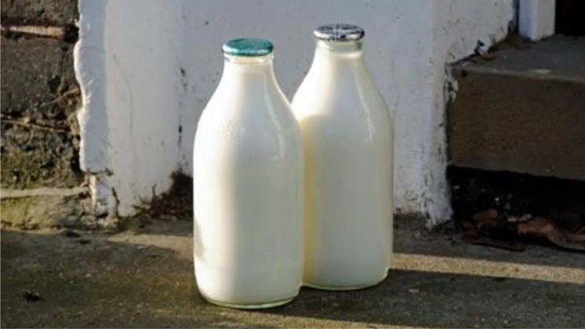 Разлив молока в бутылки. Молочная бутылка. Молоко в бутылке. Молоко в стеклянной бутылке. Стеклянные молочные бутылки.