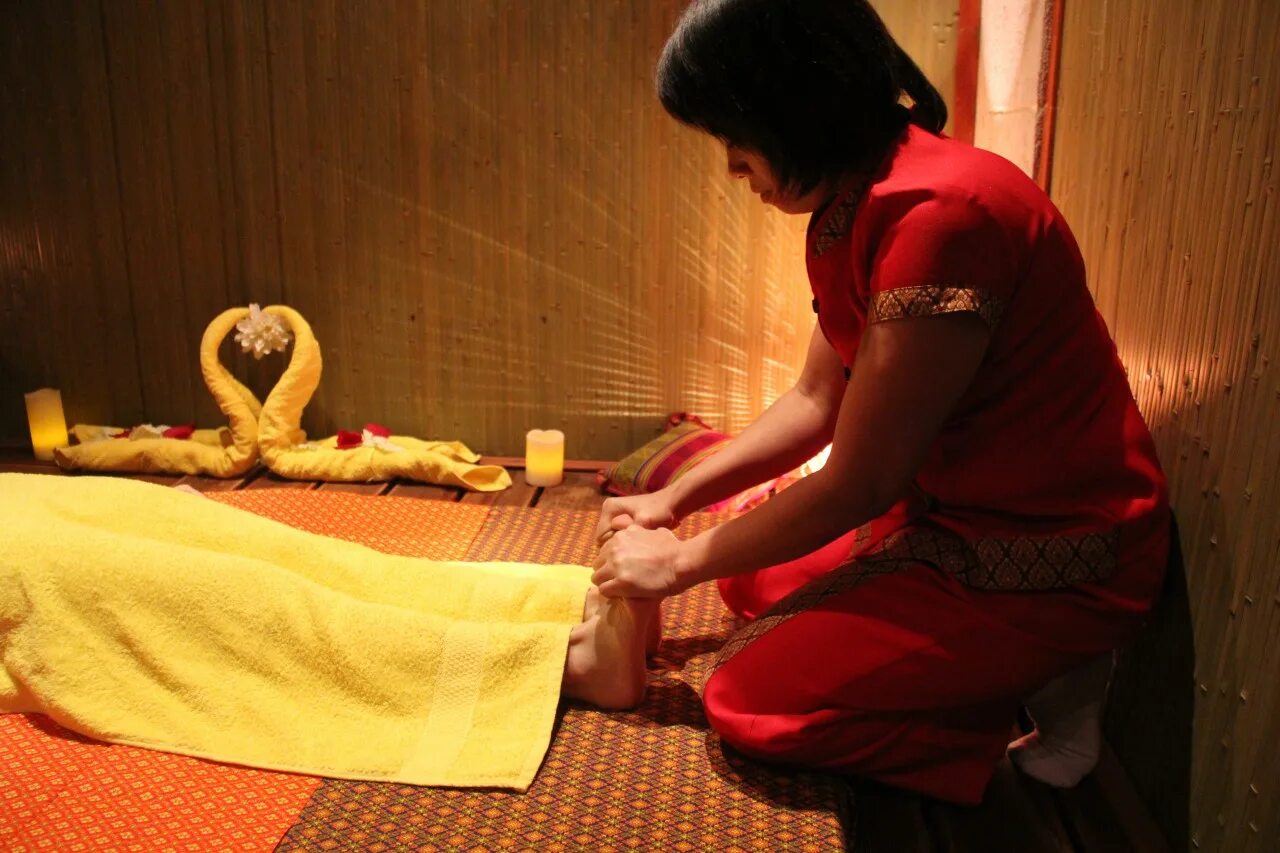 Traditional massage. Традиционный тайский массаж. Костюм для тайского массажа. Тайский массаж шеи. Тайский массаж Октябрьское поле.
