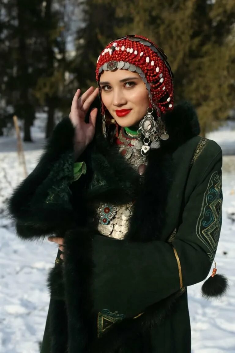 Костюм башкирской красавицы. Башкирская красавица. башкирский головной убор. красавицы башкирки. башкирки внешность.