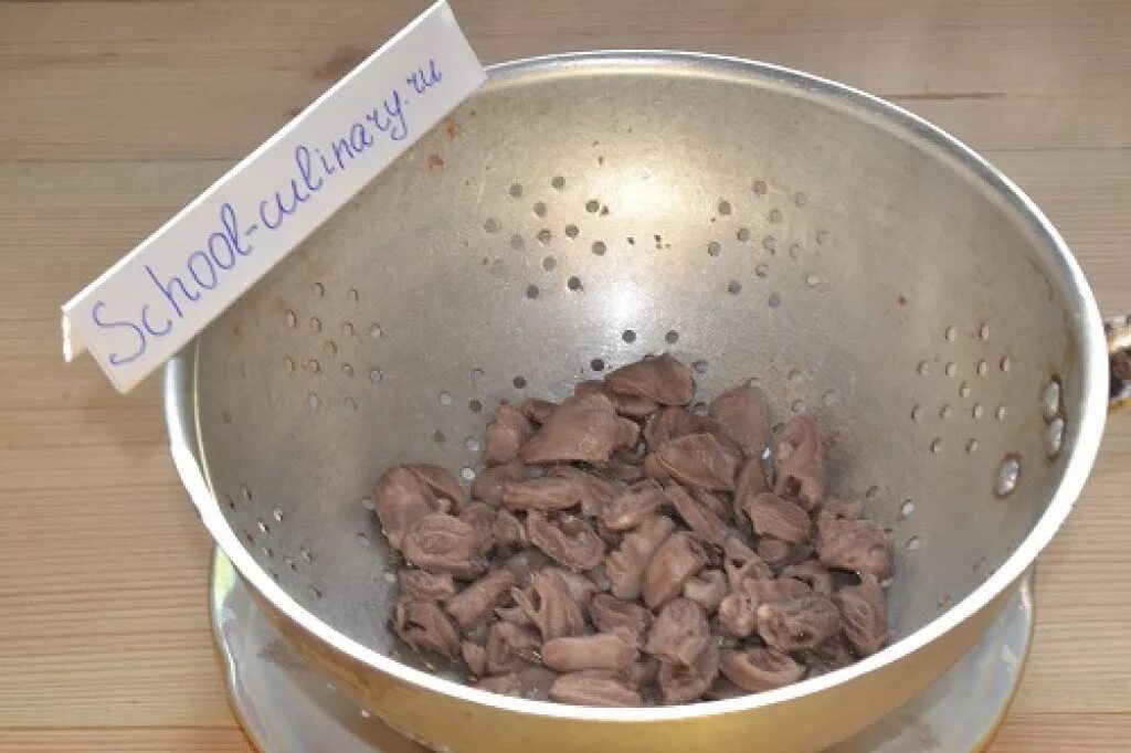 Варить куриные сердечки до готовности в кастрюле. Вареные куриные сердечки. вареные сердечки. варка куриных сердечек. куриное сердце отварное.