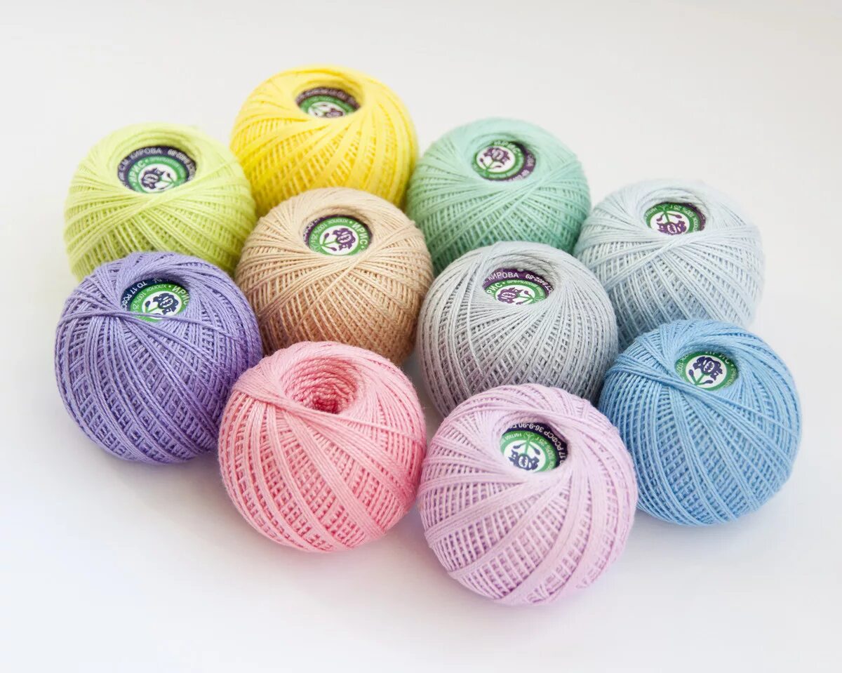 хлопковая нить для вязания. хлопковая пряжа. хлопчатобумажные нитки для вязания. яркие нитки. хлопчатобумажная пряжа.