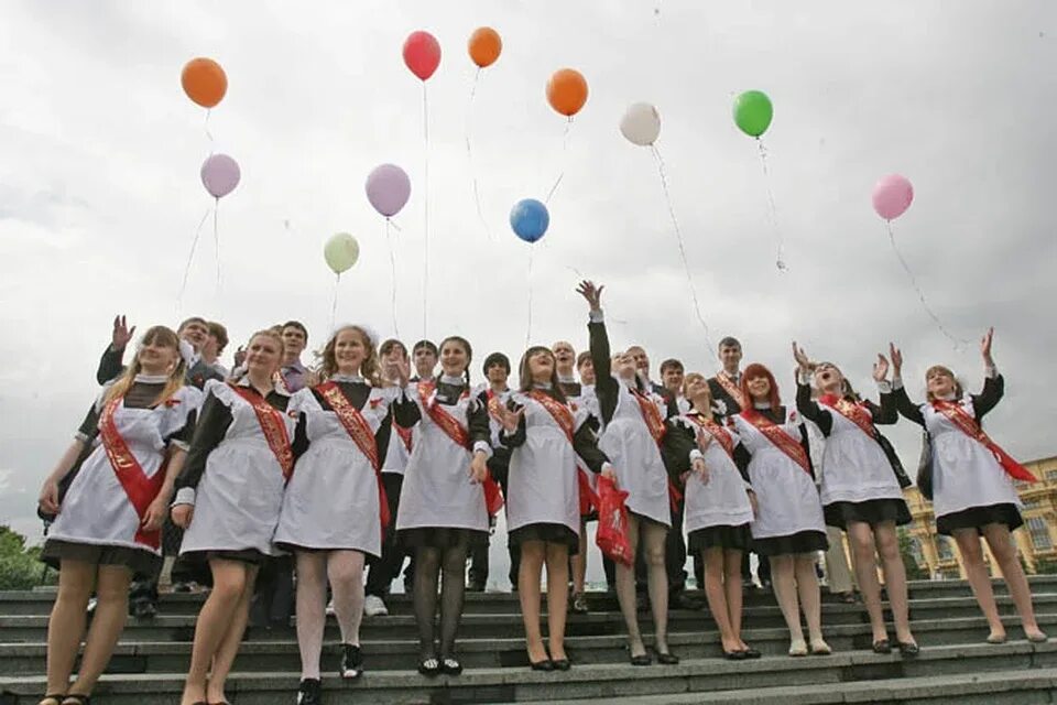 Группа песня последний звонок. Школьный выпускной. Последний звонок. Фотосессия последний звонок. Выпускной школьников.