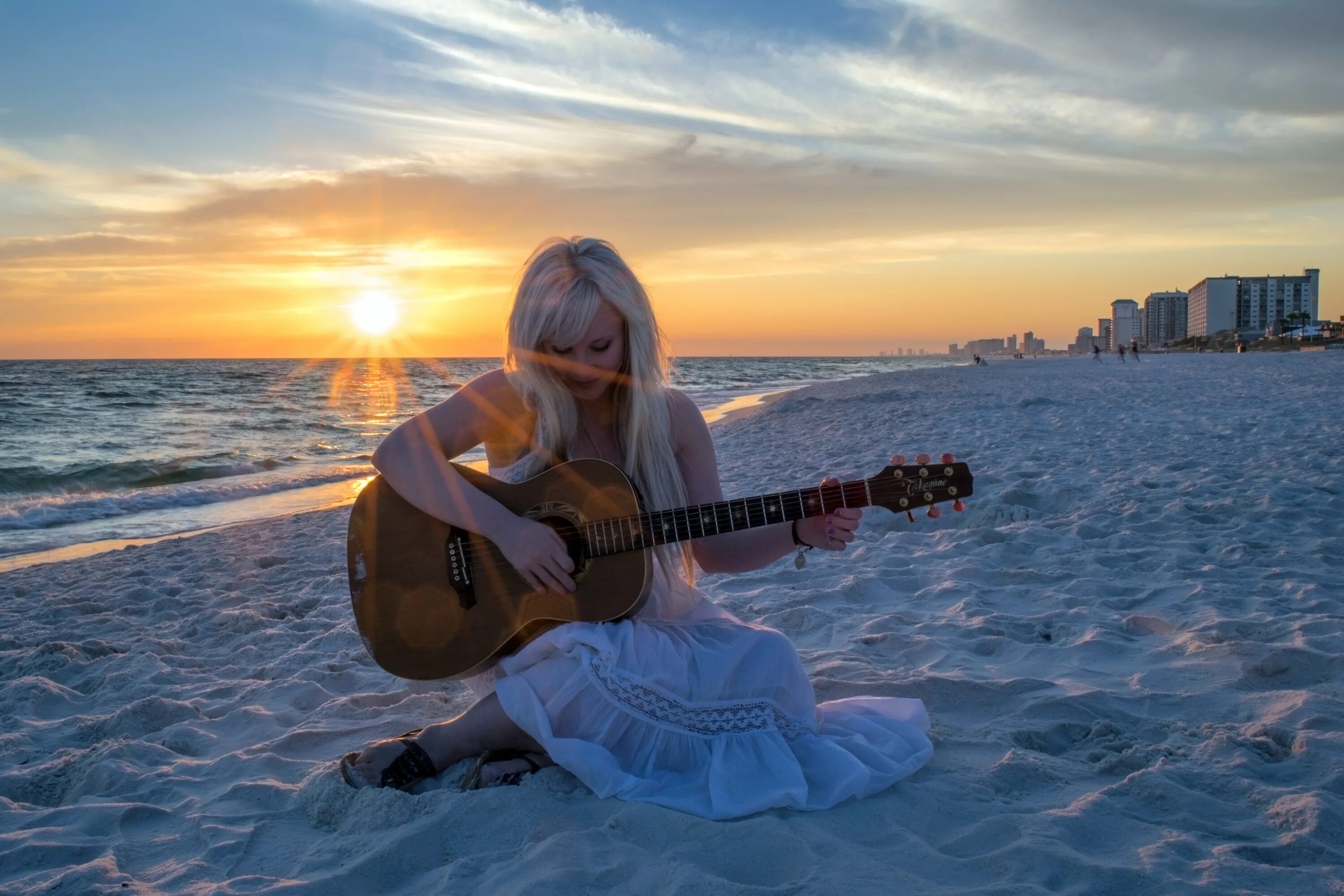 Слушать медленную для души. Девушка с гитарой у моря. Гитара и море. Гитарист на берегу моря. Гитара на берегу моря.
