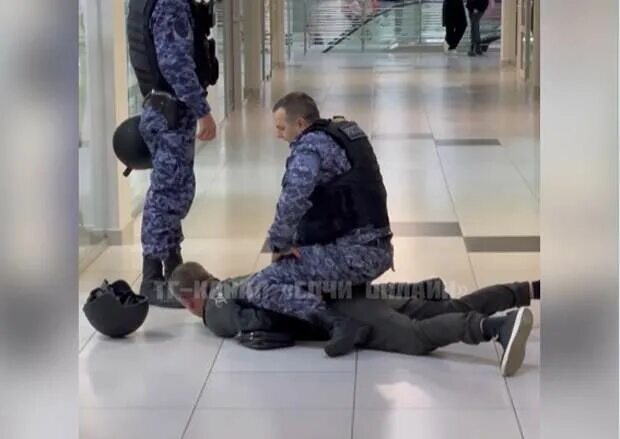 Центр задержали. Центр задержали