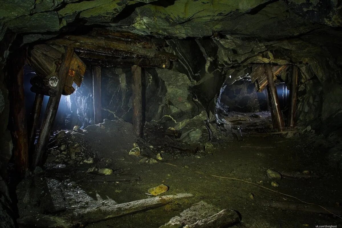 Обливион пещера проклятая шахта. Заброшенная пещера. Рендер шахта. Шахта фэнтези. Шахта мультяшная.