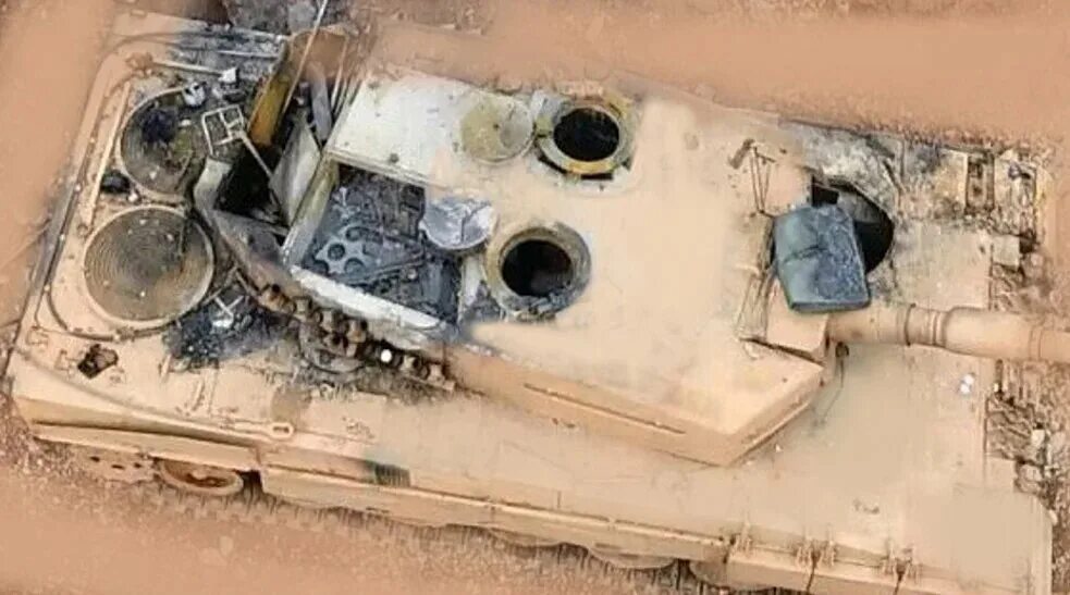 Подбит первый танк абрамс. M1 Abrams вышибные панели. Вышибные панели т-90м. Танк Абрамс вышибные панели. Пробитие т90.