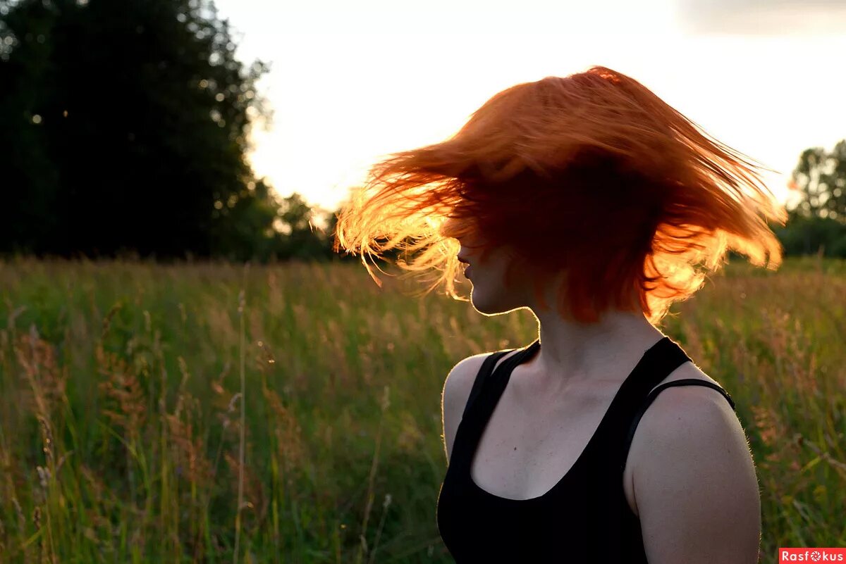 Рыжеволосая девушка в поле. Рыжее солнце. Рыжее солнышко. Рыжая девушка осень. Рыжая девушка со спины.