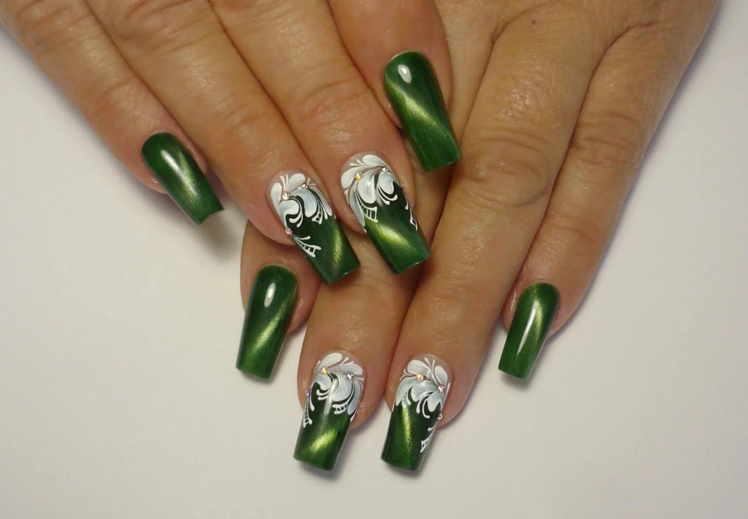 Маникюр зеленый. Зеленые ногти. Зеленый френч. Дизайн ногтей зеленый.