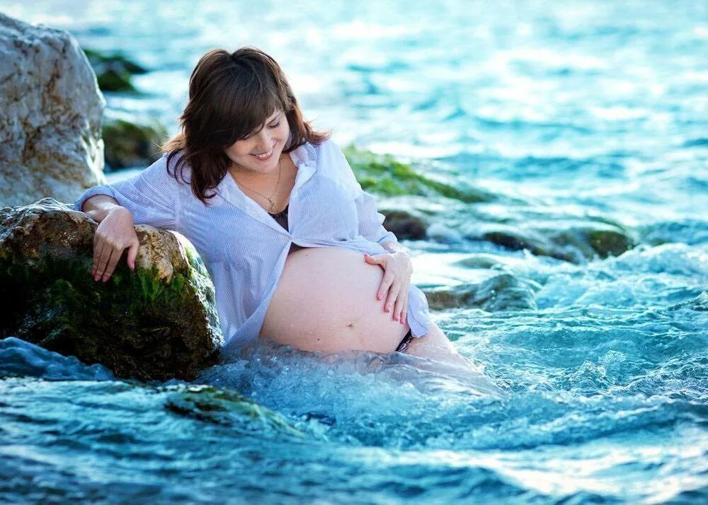 Беременные купаются ванне. Фотосессия беременных на море. Купание беременных в море.