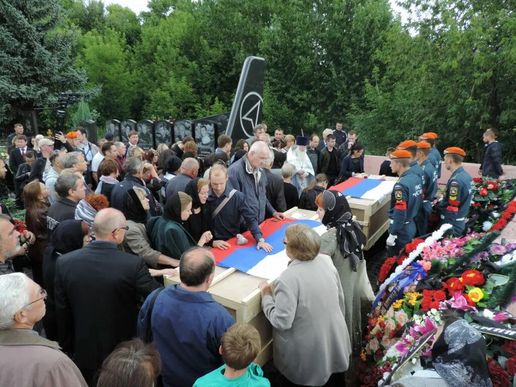 Похороны владимир петрушин летчик иль76. Список погибшего экипажа ил 76. Прощание с экипажем ил 76 в оренбурге. Список погибшего экипажа ил 76. Экипаж_разбившегося_над_синаем_2015.