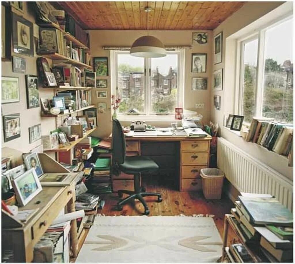Write room. Рабочее пространство в беспорядке. writers room. день собственной комнаты (a room of one`s own day). writing room.