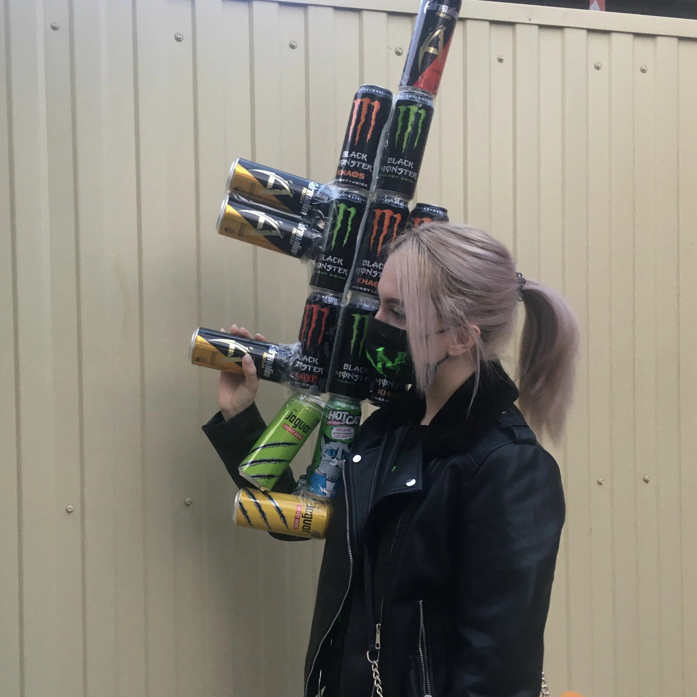 как сделать автомат из бутылок. пистолет из банок. из банок энергетиков. ак 47 из банок энергетиков. как сделать автомат из бутылок.