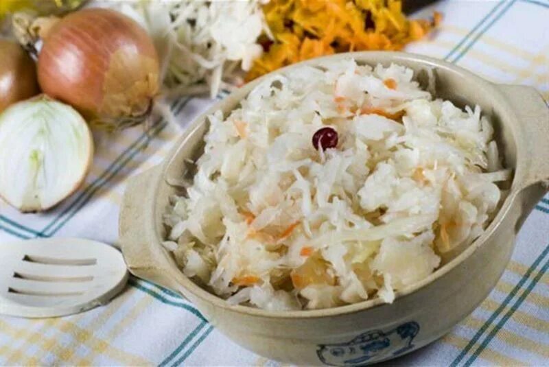 Рецепт капусты с изюмом быстрого приготовления. Капуста квашеная рубленая. капуста квашеная деревенская. шинкованная капуста. салат из квашеной капусты с изюмом.