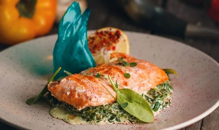 Форель со шпинатом в сливочном соусе. Филе лосося со шпинатом. Форель радужная фаршированная шпинатом. Шпинат красная рыба. Красивые блюда из рыбы.