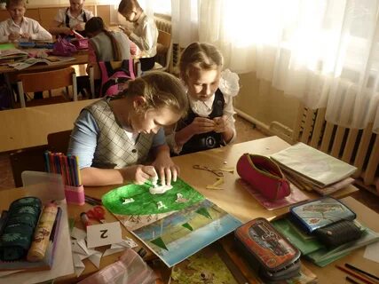 Ребята с увлечением раздувают первые искры