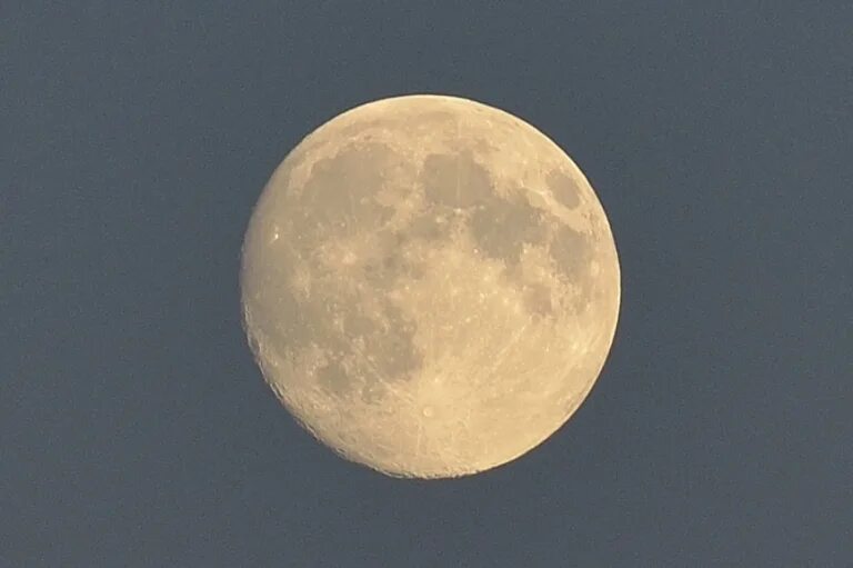 6 октября 2007. Луна днем. Сутки на Луне. Международный день Луны. Фото Международный день Луны.