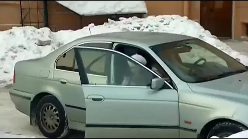 Упало белое кольцо. Керамическое кольцо. Девушка в свадебном платье. Кольца из белого материала. Развевающаяся фата.