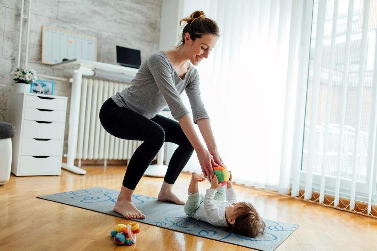 Фитнес мама и ребенок. ЛФК В послеродовом периоде. Мама с ребенком занимаются спортом. Фитнес с ребенком на руках.