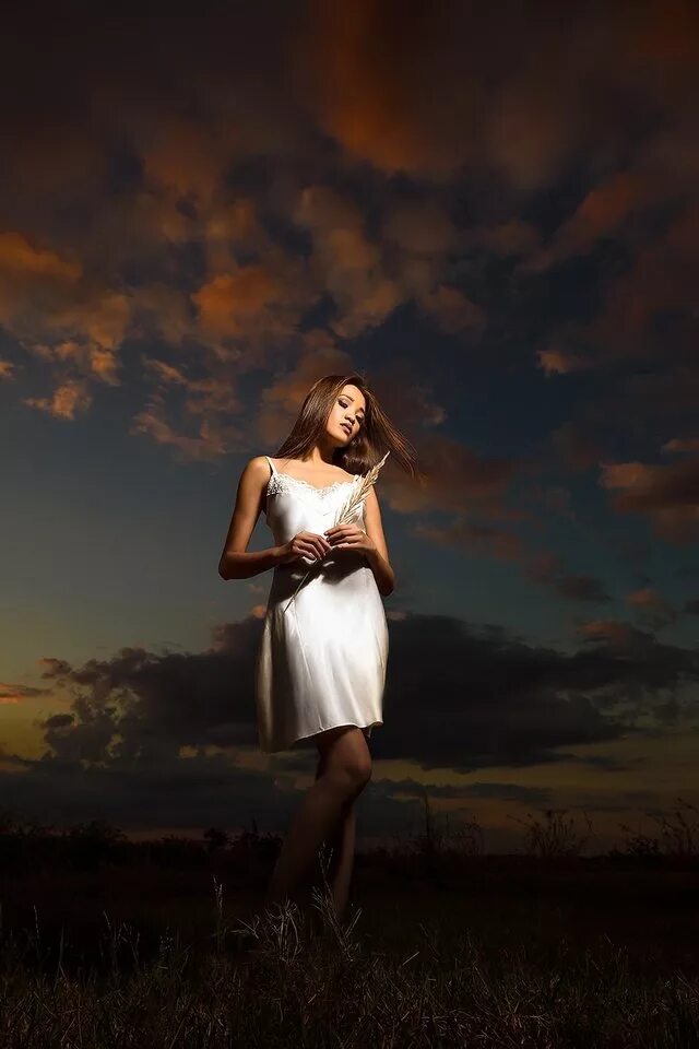 блондинка в тельняшке. портрет со вспышкой на улице. портрет со вспышкой. портрет со вспышкой. портреты со вспышкой.