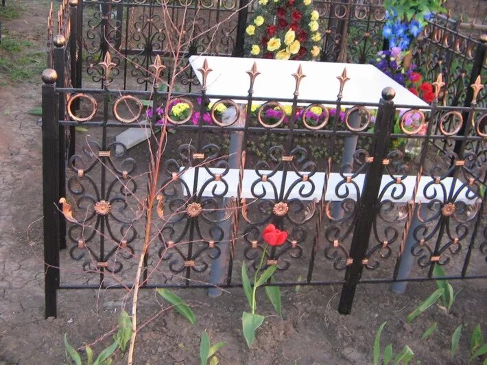 Какой краской покрасить оградку на кладбище