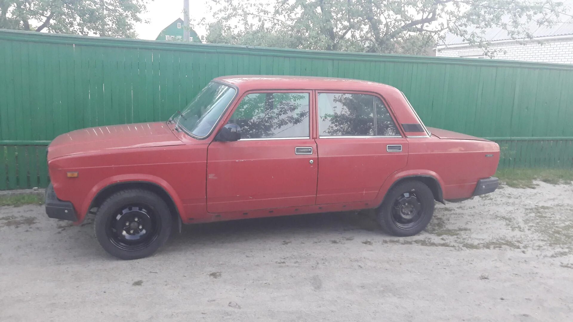 Штампы на ваз r14. Резина 155/70 r13 на ваз 2107. 185/60 r14 на ваз 2107. Зимние колеса на ваз 2107. Резина ваз 2107 r13.
