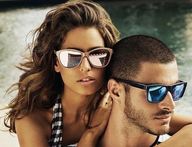 Женские и мужские очки. Очки мужские и женские. Пара в солнечных очках. Солнцезащитные очки реклама. Модные очки для зрения для подростков.