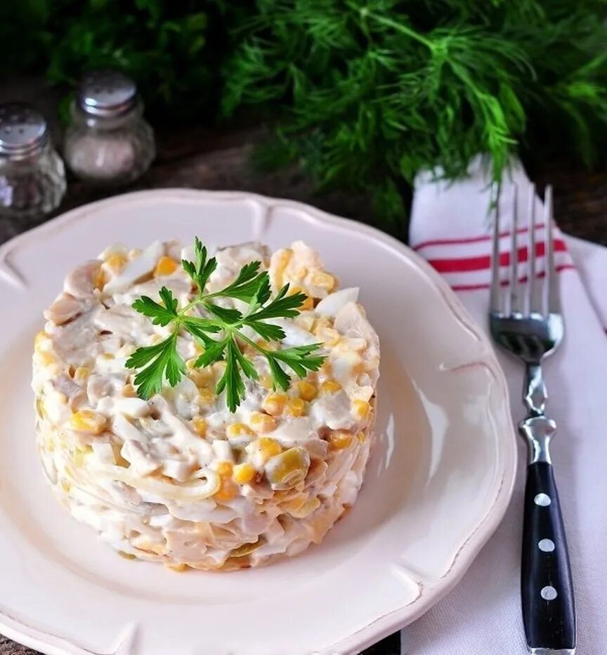 салат с шампиньонами маринов. салат с курицей и кукурузой и яйцом. салат нежный с курицей и грибами. салат из консервированных шампиньонов и куриной. салат лесная поляна с шампиньонами.
